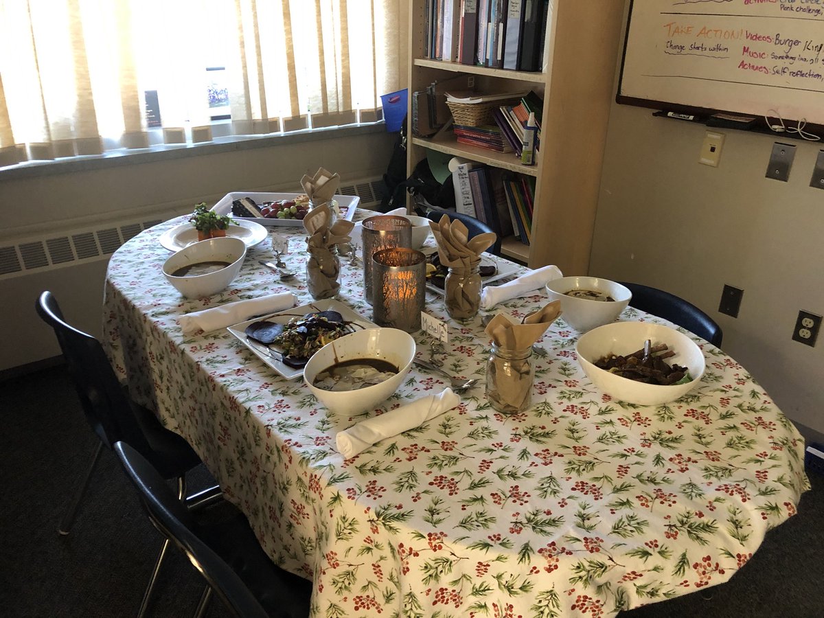 MsMarsh81's tweet image. Delayed Christmas gift! Yummy catered lunch for these 4! #devlins #sodeserving #smellssogood @GEDSB @vanleeli  @MsPenrice @mskroes @73B_Wilson @RyersonHeights @MsBsGR8s