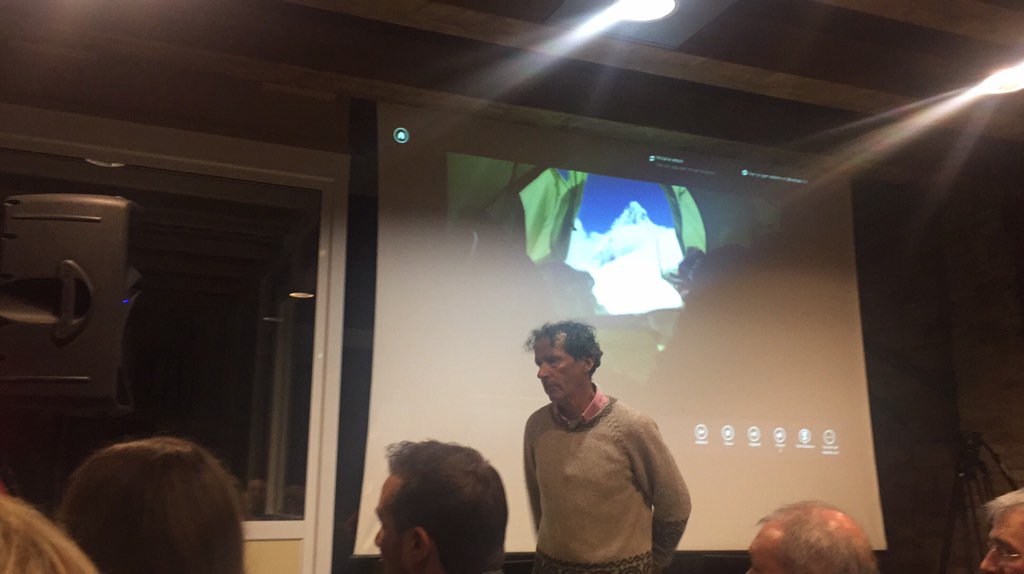Xavinadalmestre's tweet photo. Amb @OscarCadiach conferència @UECTortosa espectacular @Ferran_Bel @meritxellroige @cintaespuny https://t.co/hTyTd9Qk87