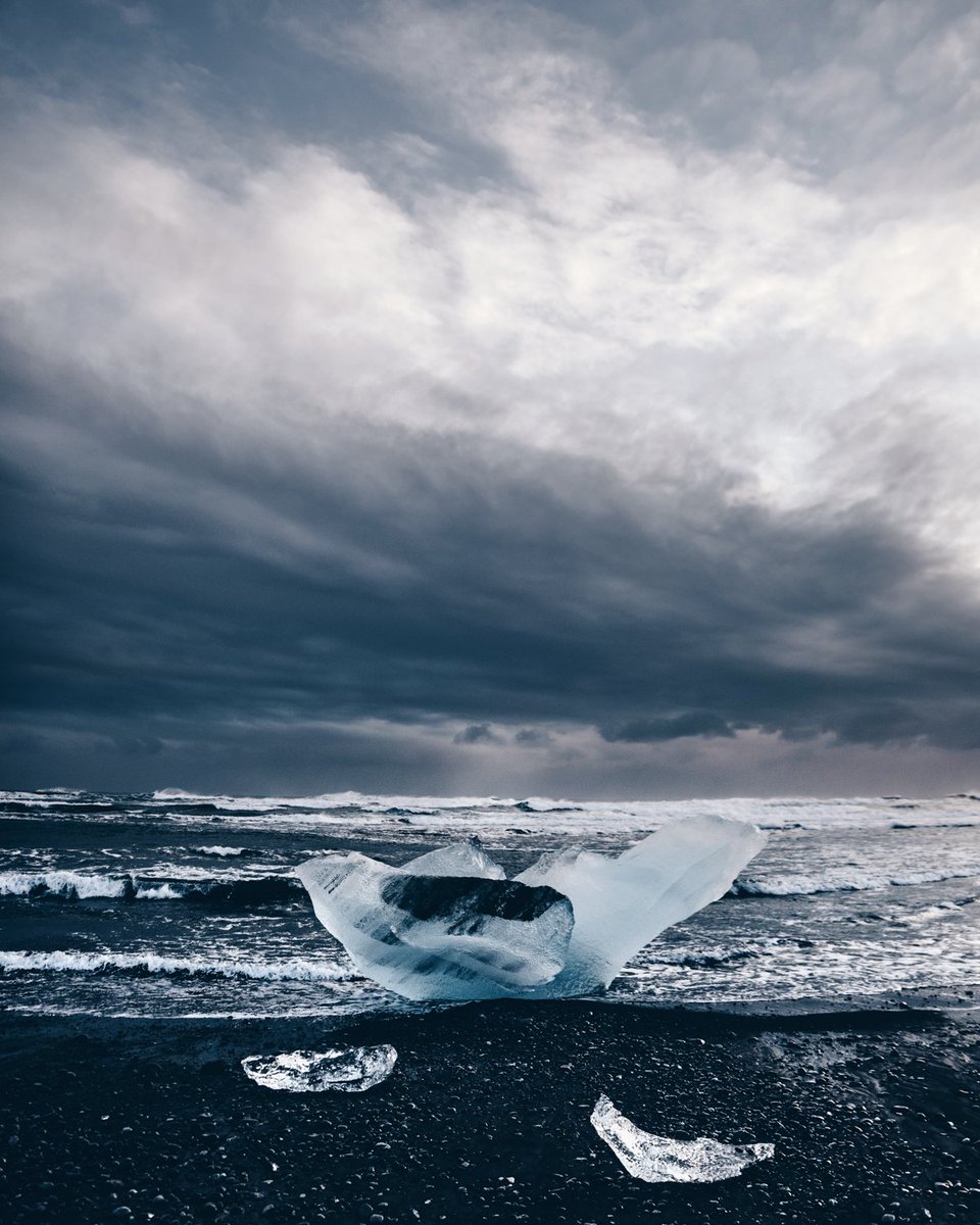 jonathanbertin's tweet photo. Je vous présente la plage de Jokulsarlon en Islande, aussi appelée Diamond beach ❄️
 
Chaque jour, des centaines de petits icebergs viennent s'échouer sur cette plage de sable noire et ça donne un paysage plutôt incroyable 🌊

ig: jonathanbertin https://t.co/sbVTNNFZiz