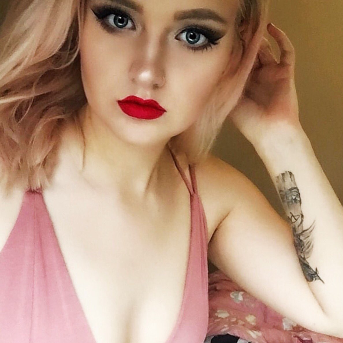 knowcosmetics's tweet photo. Keep that lipstick in check with #nobleedinglips like the gorgeous @angelikas_makeup has. Link in the bio Beauties, so you can wear your favourite reds again. 💋
#lipstick #feathering #knowcosmetics #itworksbeautifully https://t.co/wumZKn4Zd3