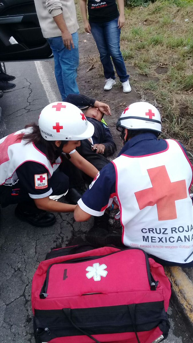 QueNoticiaVer's tweet photo. Cae motociclista en un canal de aguas negras en la carretera Veracruz-Xalapa por la central de abastos. https://t.co/44AgeKLeb1