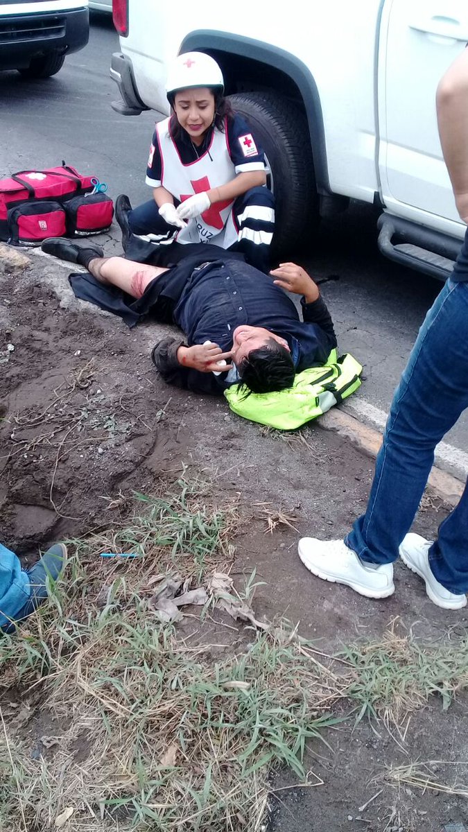 QueNoticiaVer's tweet photo. Cae motociclista en un canal de aguas negras en la carretera Veracruz-Xalapa por la central de abastos. https://t.co/0BNhdE0QKS