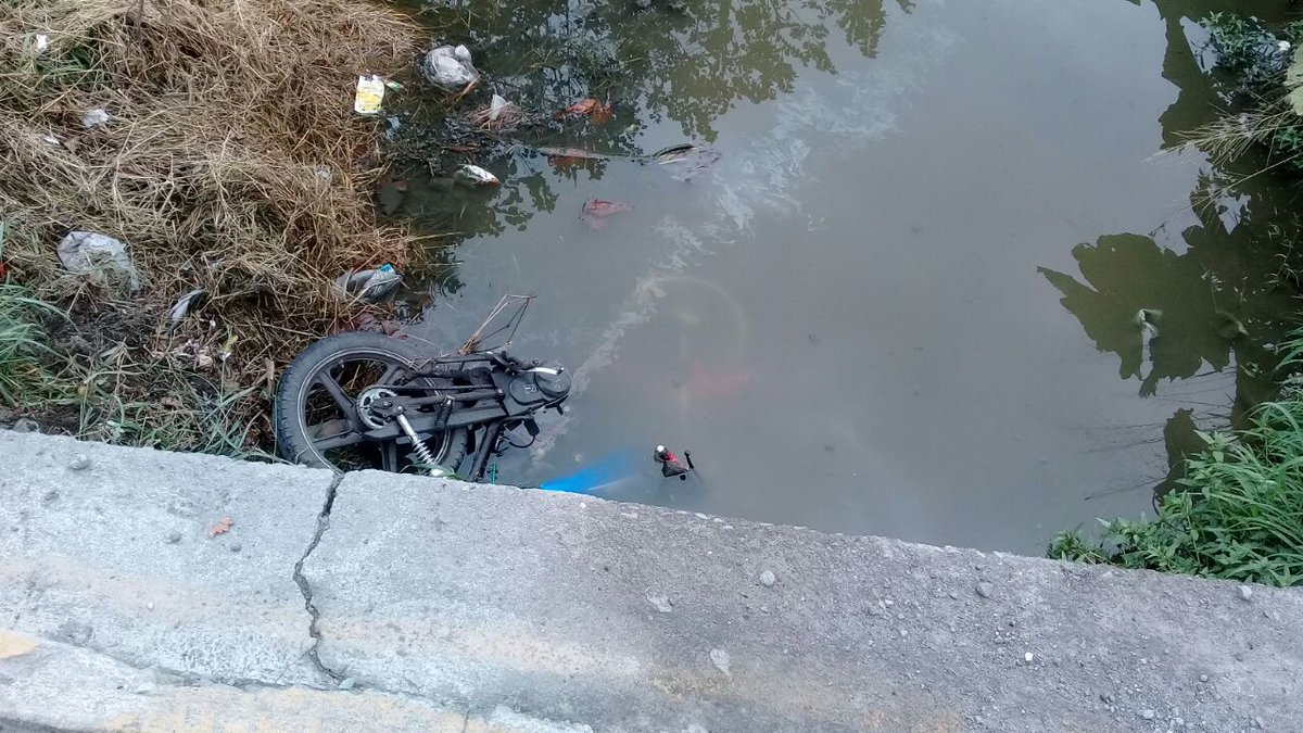 QueNoticiaVer's tweet photo. Cae motociclista en un canal de aguas negras en la carretera Veracruz-Xalapa por la central de abastos. https://t.co/0BNhdE0QKS