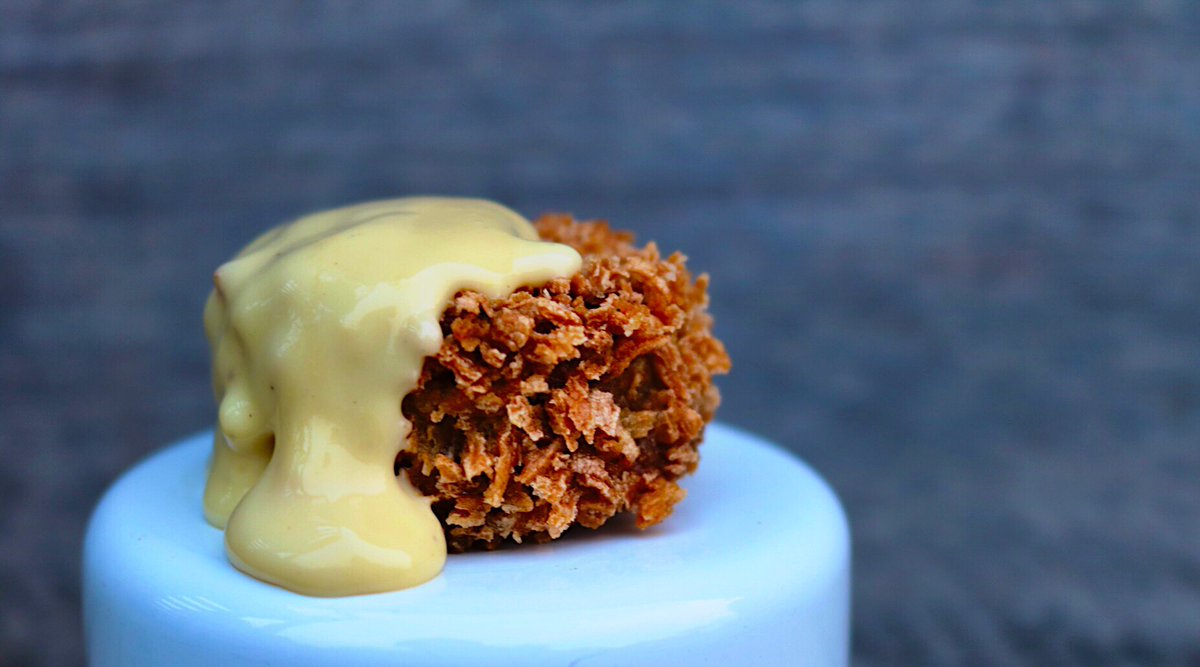 fodorfeed's tweet photo. Beer brined chicken in panko crumb with a side of bone marrow cheese sauce! 🍗🧀
Introducing our #Fuggets
#streetfood #friedchicken #bonemarrow#foodpics #londonfood#eeeeeats #kent #kentfood#london #britishstreetfood #weekend #foodporn #chicken #delicous#foodgasm #food #cheese https://t.co/CF1EThSDsU
