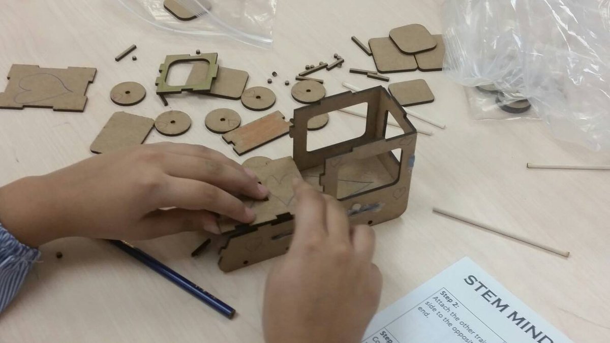 stem_minds's tweet photo. All aboard! Our #STEAMDISCOVERY students @WilliamBerczyPS are building their very own train car ! Check out their building process below! https://t.co/QtL3SeslzC