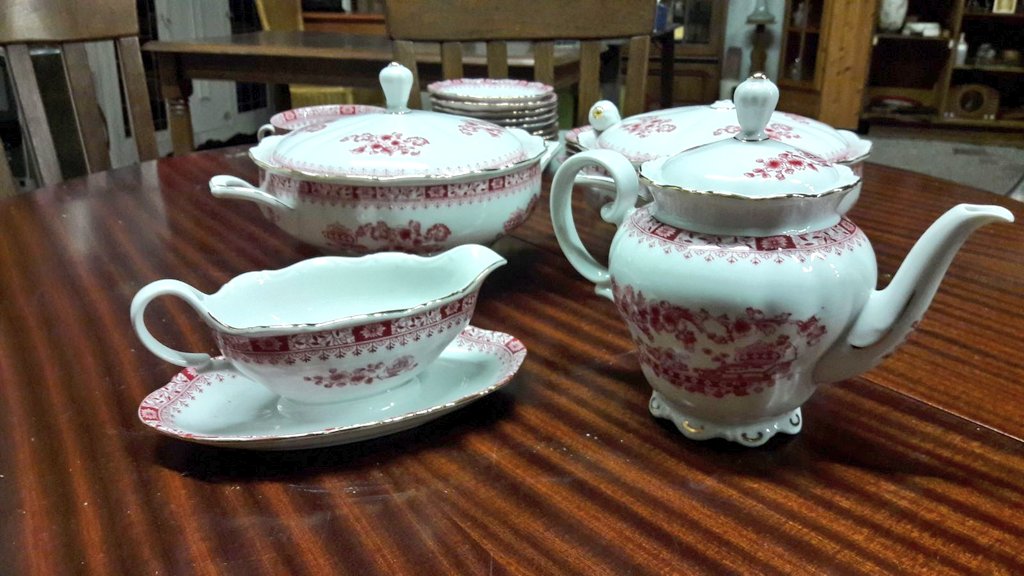 Kom ook zaterdag 27 januari naar de #ROMMELMARKT.
Van 9 tot 12 uur
Langezuiderwg 112
#Voorthuizen
Waaronder dit prachtige #porseleinen #servies van Bavaria.
Maar ook lp's speelgoed brocante meubels glaswerk etc.