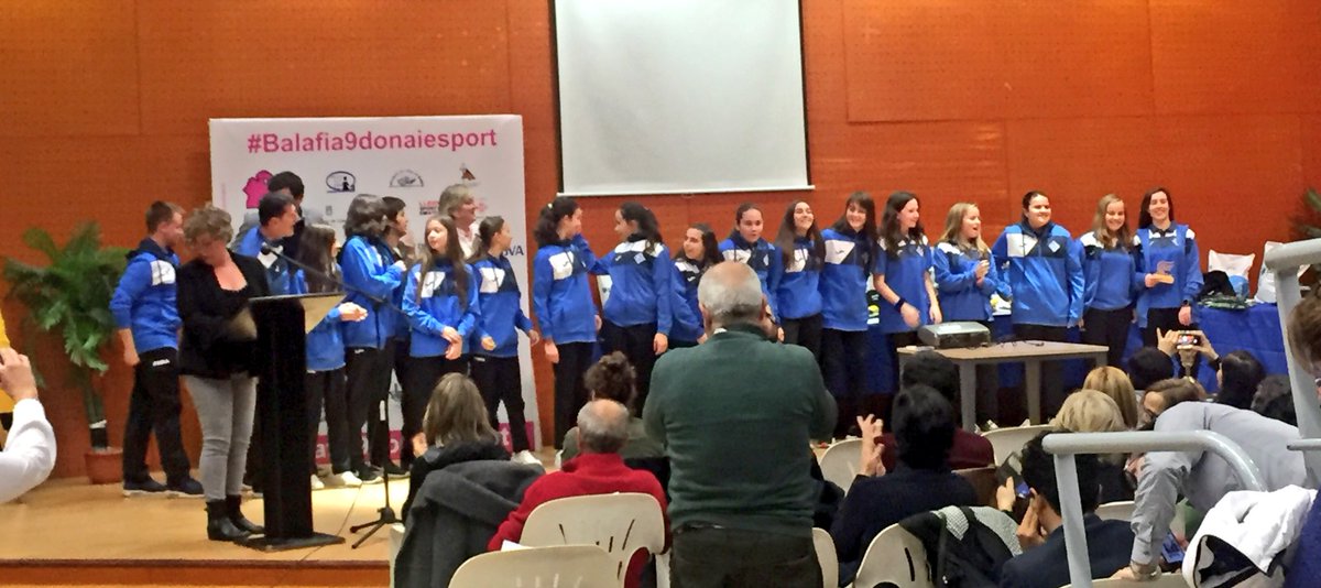 GoGoGoRunners's tweet photo. AEM futbol recollint la flama del #Balafia9donaiesport ! Felicitats! #donaiesport #lleida @donabalafia https://t.co/qD1DN3SirK