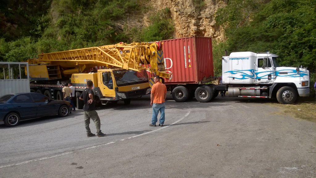 Victor_afl's tweet photo. @trafficVARGAS carretera vieja trancada https://t.co/OVy9cYhyeM