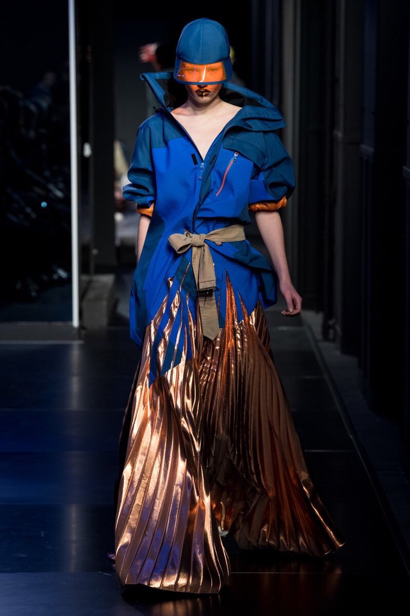 17ROUT's tweet photo. Novo post sobre o 2º e 3º dia da Spring Couture 2018! 
Tudo o que você precisa saber sobre os desfiles das marcas mais famosas que se apresentaram em Paris essa semana.
https://t.co/PFckC95cjp ▫️ https://t.co/qu4t8mBfXT