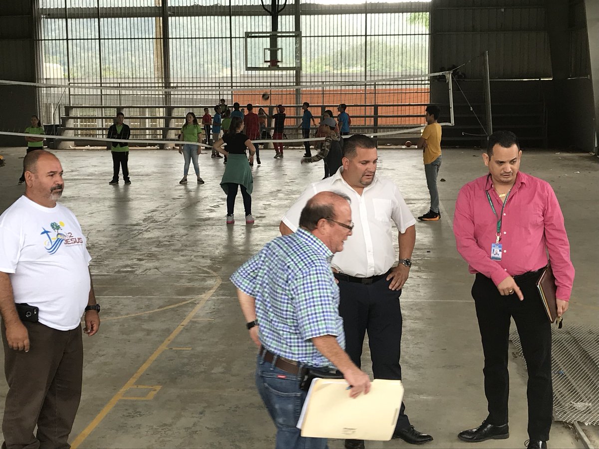 Conversando con empleados de la <a href="/AEEONLINE/">Autoridad de Energía Eléctrica</a> sobre los trabajos de energizacion en Adjuntas e inspeccionando la Escuela Rafael Aparicio ante petición de los empleados. <a href="/CamaraConPR/">Cámara de Representantes de Puerto Rico</a>