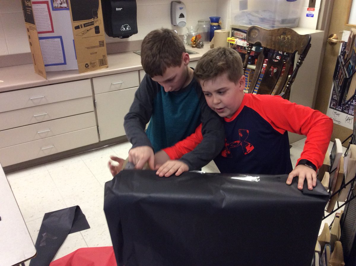 mrsagrove's tweet photo. Working together to create reading robots! #grovefamilyreadingprogram @GroveAve220 https://t.co/ZKfqhaPWLq