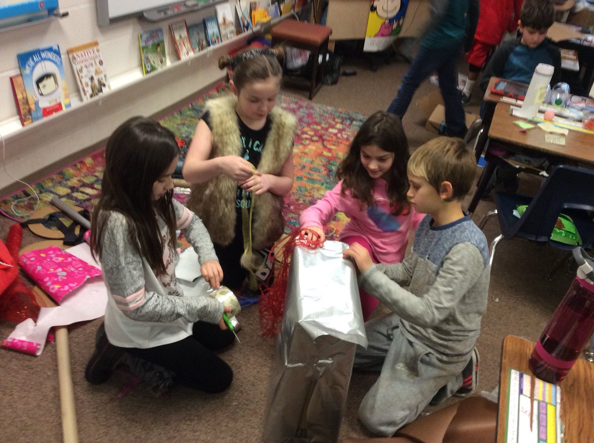 mrsagrove's tweet photo. Working together to create reading robots! #grovefamilyreadingprogram @GroveAve220 https://t.co/ZKfqhaPWLq