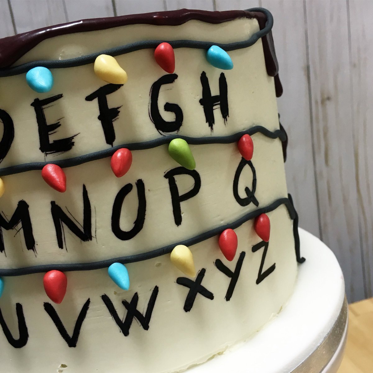mericake's tweet photo. Esta semana es un no parar de molar... 🖤💚❤️💙💛

#creamcake #strangerthings #strangerthingscake #redvelvet #netflix #creamcake #tartasdecoradas #mericakes #cakeartist #tartasbarcelona #foodporn https://t.co/iOwl8890u1