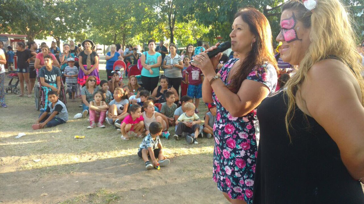 FlavioCharo's tweet photo. "Los chicos merecen ser felices, es por eso que dedicamos varias horas de nuestros días a ese fin".
#CircoMovil en #Peruzzotti. @InesRicci https://t.co/FBygWbikcU
