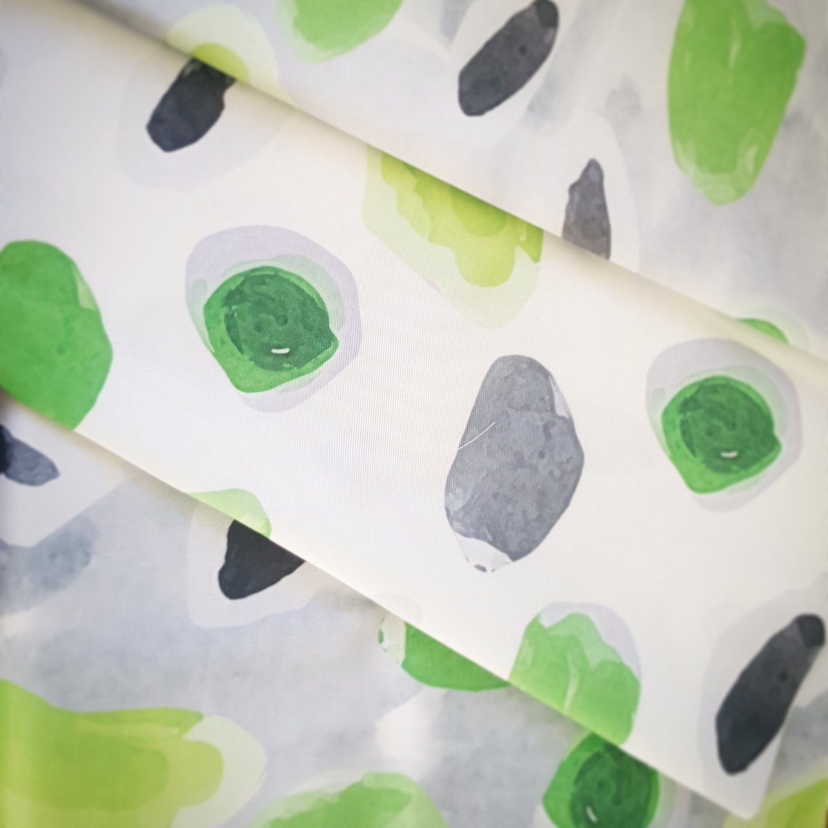 BitterLimeDes's tweet image. Sneak peek of a new fabric design for a custom project, love it when new samples arrive! ♥️
#customtextiles #greenandgrey #watercolourpattern #newfabric #newdesigns #painteffect