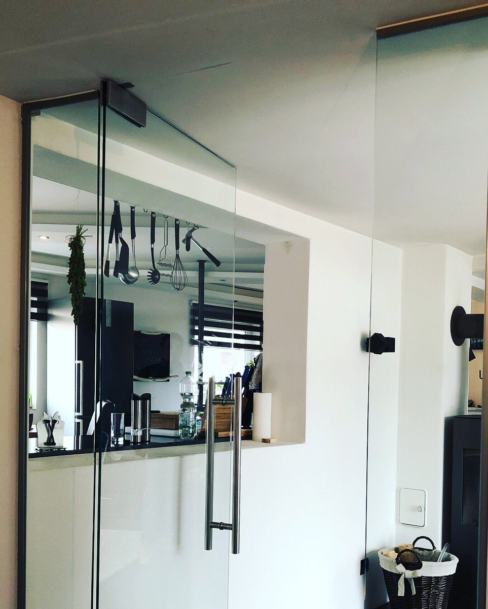 glasinnovation's tweet photo. Rechtwinklig kann jeder! Ziemlich schräg diese #ganzglasanlage aus 10 mm #sicherheitsglas 😉 realisiert mit #bohle #eckbeschlagset #patch - es ist kein #bodentürschliesser notwendig! #windfang #glas #beschläge #nobodentürschliesser #edelstahl #wohnzimmer #flur #odenwaldglas https://t.co/UXluFU1AiJ