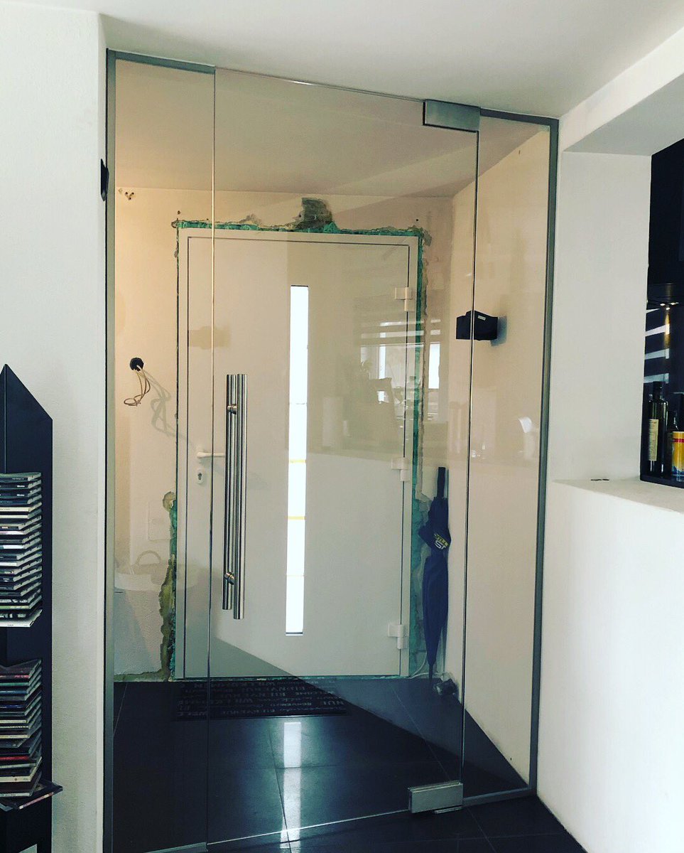 glasinnovation's tweet photo. Rechtwinklig kann jeder! Ziemlich schräg diese #ganzglasanlage aus 10 mm #sicherheitsglas 😉 realisiert mit #bohle #eckbeschlagset #patch - es ist kein #bodentürschliesser notwendig! #windfang #glas #beschläge #nobodentürschliesser #edelstahl #wohnzimmer #flur #odenwaldglas https://t.co/UXluFU1AiJ