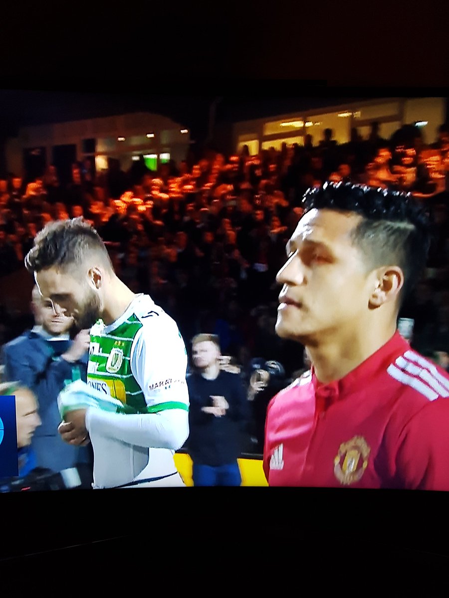 MichaelRobson7's tweet photo. 8 months ago, if @winglewy looked to his left he would see Neil Topping, now it's Alexis Sanchez! 🤣 https://t.co/2CpxVd9jGs