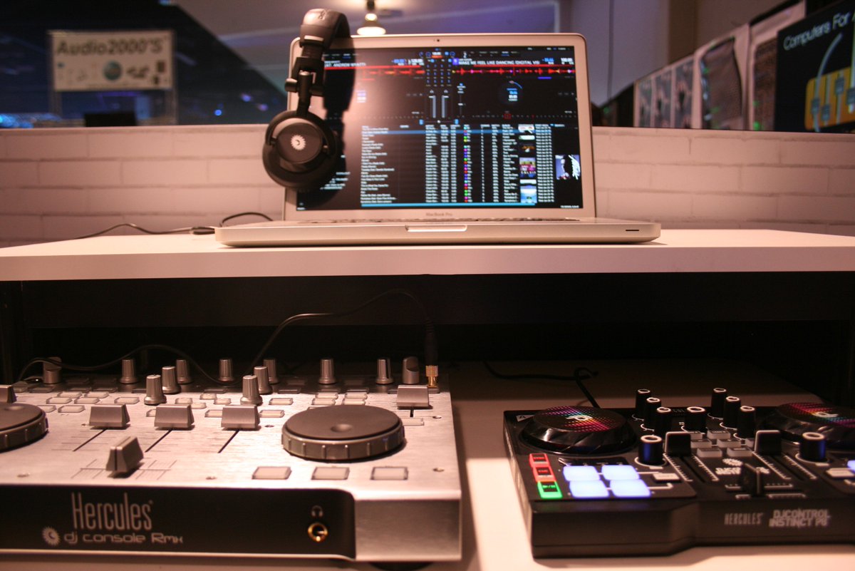 herculesaudio's tweet photo. Why only use one when you can use TWO?!🎵 Today it's a special #SetupFriday since we got our installation in the @[NAMM Show] this year! #HerculesDJ #DJControlP8 #DJConsoleRMX https://t.co/zoAajR3SOQ