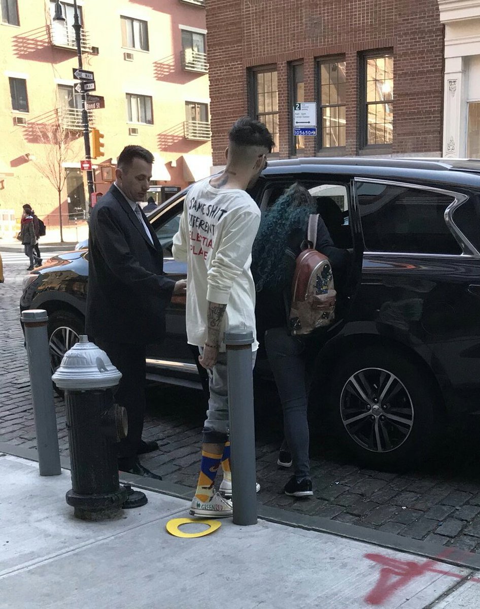 weekrtz's tweet photo. eu nem preciso ver o rosto dele pra surtar, zayn é lindo em todos os ângulos e eu posso provar #zayniscoming https://t.co/Q8nZiGo2ik