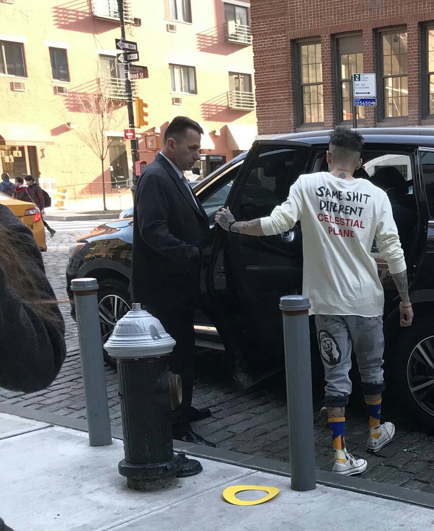 weekrtz's tweet photo. eu nem preciso ver o rosto dele pra surtar, zayn é lindo em todos os ângulos e eu posso provar #zayniscoming https://t.co/Q8nZiGo2ik