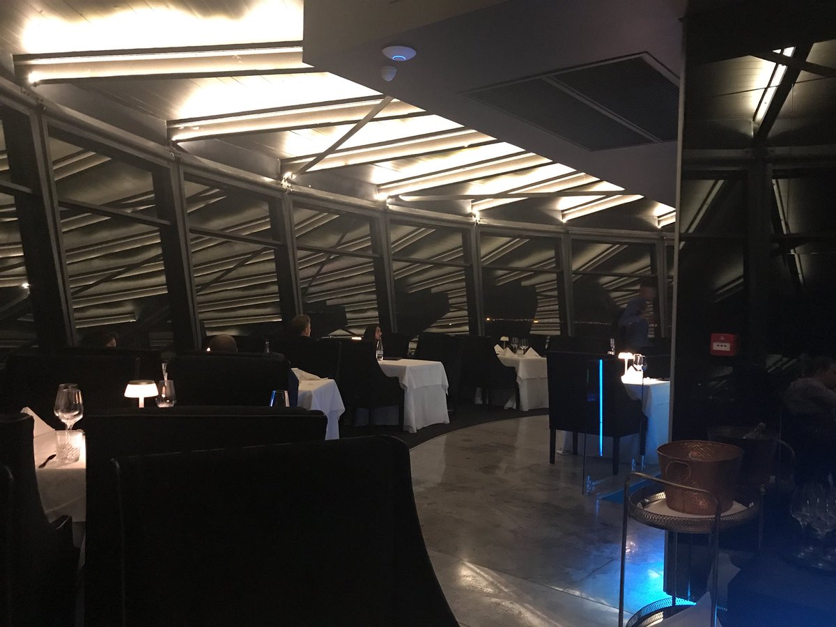 RandomCitizenSA's tweet photo. @TechnoBokMedia @theritzhotelsa @CapeTownMag @lovecapetown I don’t know what it was like before. But it is lovely now. Great atmosphere, obviously beautiful view. https://t.co/QznCRyC2k4