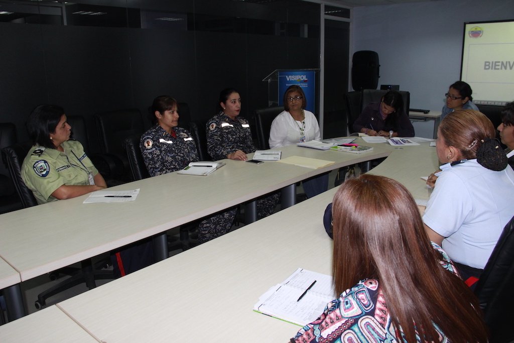 Visipol_MIJP's tweet photo. #Entérate ǀ En la reunión participan funcionarias de @Visipol_MIJP, @VISIIPMIJP, @CPNB_VE, @POLICIA_ARAGUA, @PRENSACICPC, @SENAMECFMIJP, @Defensoria_Vzla, @UniversidadUnes, @MinMujer, @MinPublicoVE, @policiachacao y @PoliBaruta #ConsejoDeIgualdadYEquidadDeGénero https://t.co/IhGilLce55