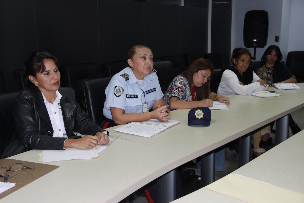 Visipol_MIJP's tweet photo. #Entérate ǀ En la reunión participan funcionarias de @Visipol_MIJP, @VISIIPMIJP, @CPNB_VE, @POLICIA_ARAGUA, @PRENSACICPC, @SENAMECFMIJP, @Defensoria_Vzla, @UniversidadUnes, @MinMujer, @MinPublicoVE, @policiachacao y @PoliBaruta #ConsejoDeIgualdadYEquidadDeGénero https://t.co/IhGilLce55
