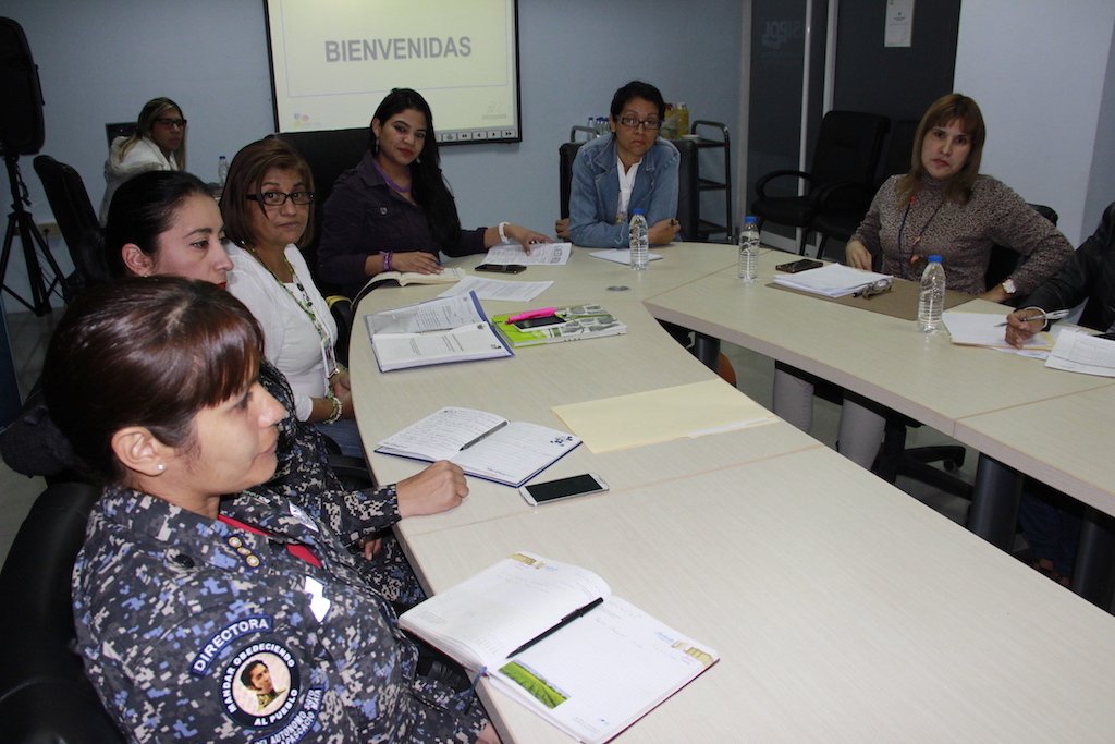 Visipol_MIJP's tweet photo. #Entérate ǀ En la reunión participan funcionarias de @Visipol_MIJP, @VISIIPMIJP, @CPNB_VE, @POLICIA_ARAGUA, @PRENSACICPC, @SENAMECFMIJP, @Defensoria_Vzla, @UniversidadUnes, @MinMujer, @MinPublicoVE, @policiachacao y @PoliBaruta #ConsejoDeIgualdadYEquidadDeGénero https://t.co/IhGilLce55