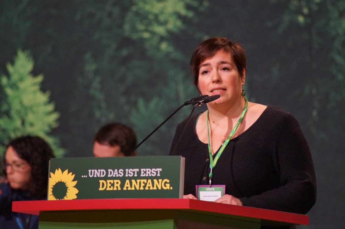 »Wenn die Partei den Osten aufgibt, nein, wenn ihr uns aufgebt, dann verliert die Partei ihre Essenz. Wir sind nicht nur die Grünen, sondern auch Bündnis 90!« – unsere Landesvorsitzende @SusanSziborra #BDK18