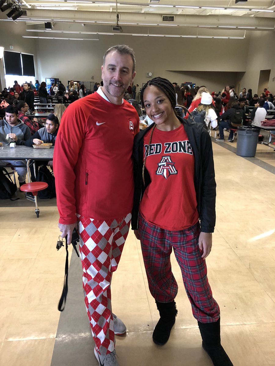 lmareeparker13's tweet photo. It’s rally day!! @AntelopeTitans and @daezhanedayy are ready to go in their rally pants! https://t.co/wuq68YXUlI