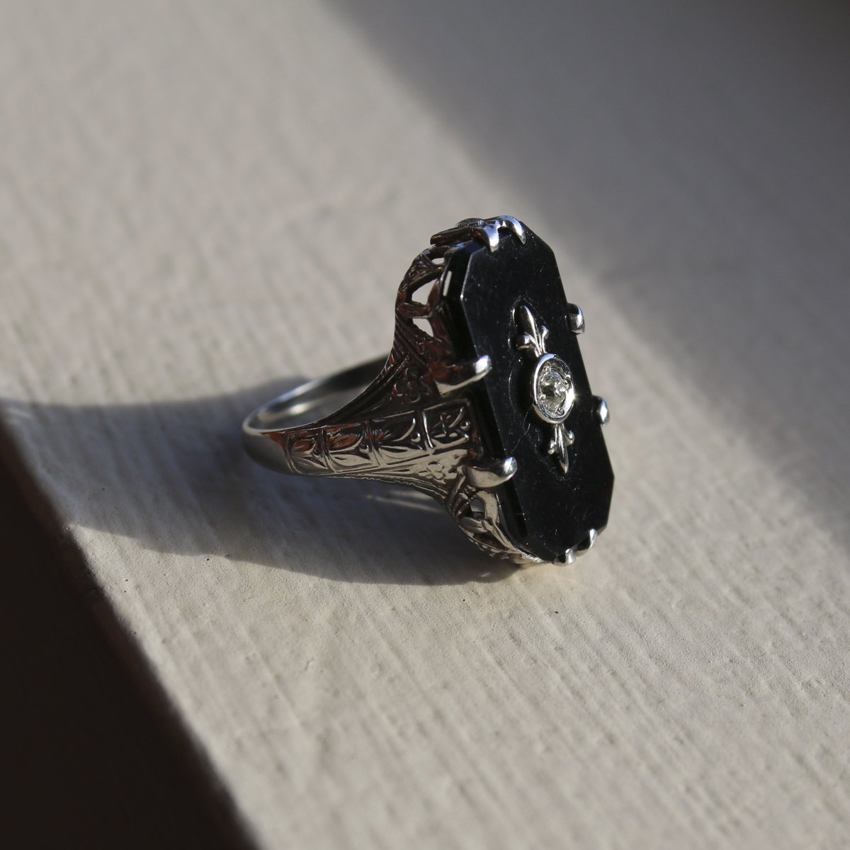 RFMoeller's tweet photo. This is the vintage jewelry equivalent of your little black dress. #RFMoellerEstateCollection #EstateJewelry https://t.co/hk5KHRoTNh