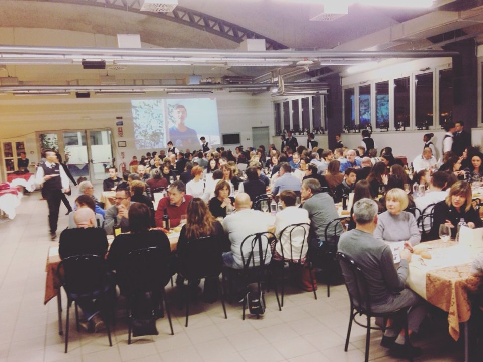 gianlucafaso's tweet photo. A scuola #Dieffe cena beneficenza #tendeavsi @FondazioneAVSI 270 presenze. Genitori ospiti, alunni in sala e cucina https://t.co/tDUy4JU1Wx