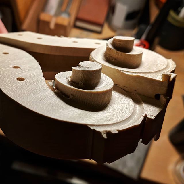 OutlierWorkshop's tweet image. Milling GdG scrolls.  #violin #cadavarius #luthier #violinmaker #cremona #thedevilmademedoit  #cnc #whatsonyourtrunnion #4axis #scroll