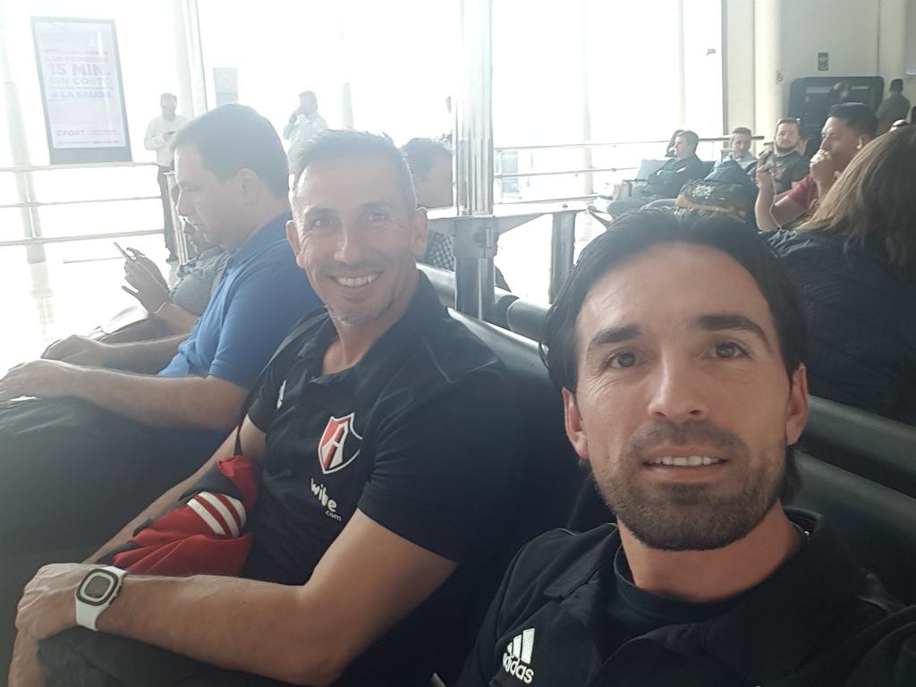 Esperando para abordar, con mi amigo <a href="/maldoga/">Angel Maldonado G</a> @atlasfc saludos.