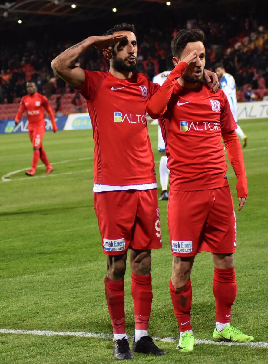 Beşiktaş'ın iki çocuğu... Balıkesirspor, @giraybulak61 hoca önderliğinde ikinci yarıya fırtına gibi başladı. Sedat Şahintürk ve Cumali Bişi kardeşlerime de helal olsun. İyi futbolcu güzel insanlar 🇹🇷🇹🇷