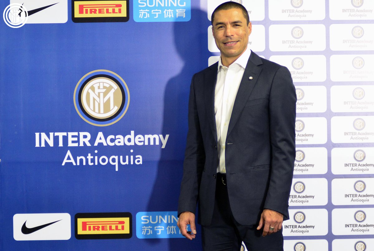 Inter_en's tweet photo. ⚫️🔵🇨🇴⚽️ | Colombia now has a hint of Nerazzurri! 

@ivanramiroc was in Medellin to help launch the Antioquia #InterAcademy - the first Academy in the country: “What an honour to the represent the Nerazzurri colours here!” 

👉 https://t.co/89UsoKIJI1 #InterForever #FCIM https://t.co/VJIYhjVCDe
