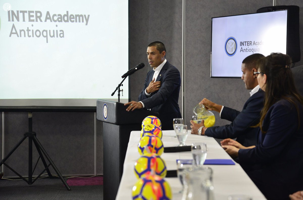 Inter_en's tweet photo. ⚫️🔵🇨🇴⚽️ | Colombia now has a hint of Nerazzurri! 

@ivanramiroc was in Medellin to help launch the Antioquia #InterAcademy - the first Academy in the country: “What an honour to the represent the Nerazzurri colours here!” 

👉 https://t.co/89UsoKIJI1 #InterForever #FCIM https://t.co/VJIYhjVCDe