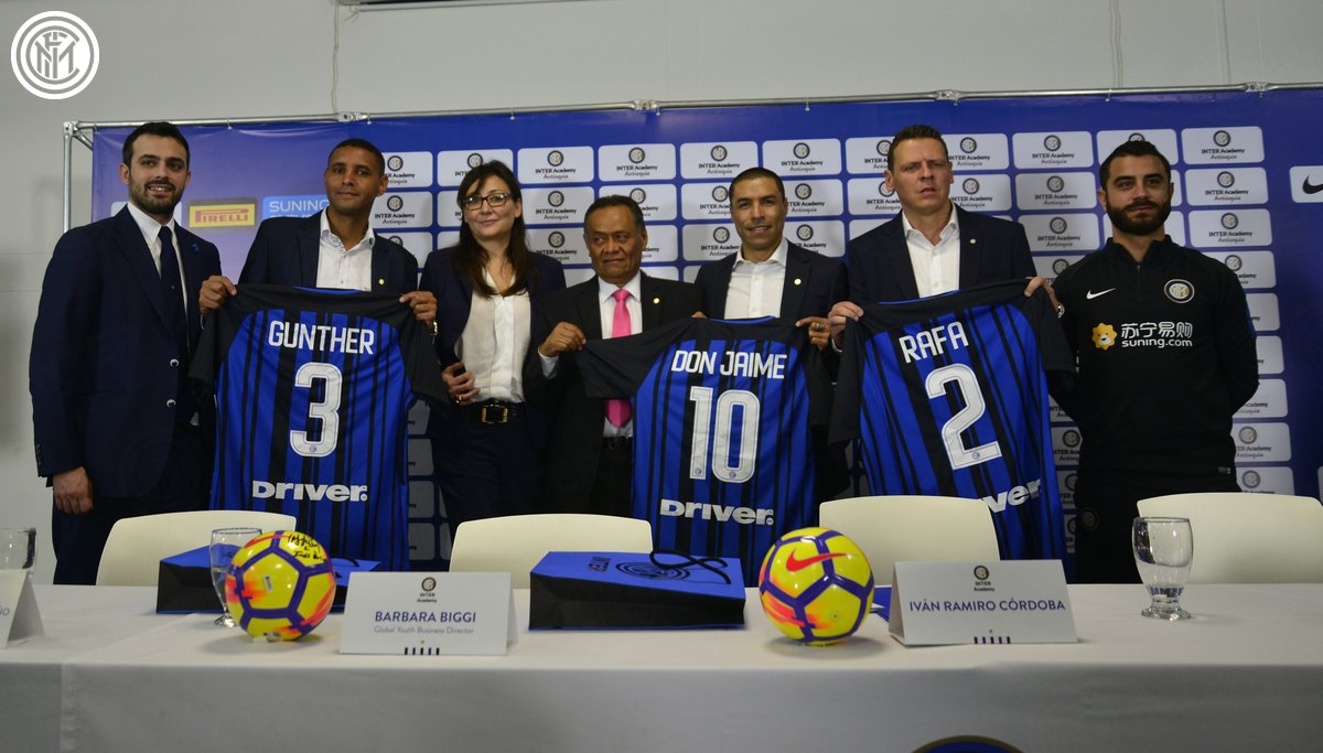 Inter_en's tweet photo. ⚫️🔵🇨🇴⚽️ | Colombia now has a hint of Nerazzurri! 

@ivanramiroc was in Medellin to help launch the Antioquia #InterAcademy - the first Academy in the country: “What an honour to the represent the Nerazzurri colours here!” 

👉 https://t.co/89UsoKIJI1 #InterForever #FCIM https://t.co/VJIYhjVCDe