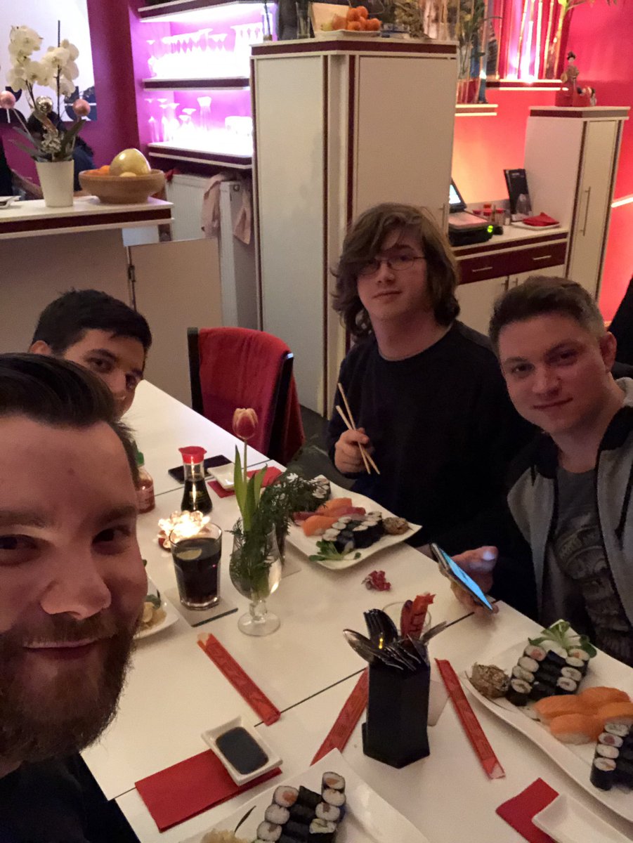 est_phil's tweet photo. Mit dem @EsportTalkDE Team #sushi  essen gehen und den Abend genießen! Morgen geht es dann weiter mit der #DHDE18 in #Leipzig :) https://t.co/vqpKjfwmV4