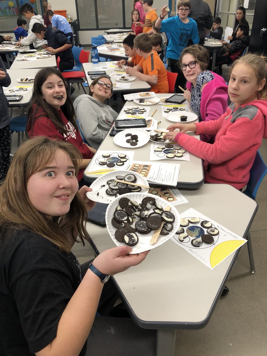 mack6thgrade's tweet photo. Having fun learning.. always. 👌🏼 But especially this day. ☺️ #WCSmission #moonphases 🌚🌒🌓🌔🌕🌖🌗🌘 https://t.co/gBvVRhbkvE