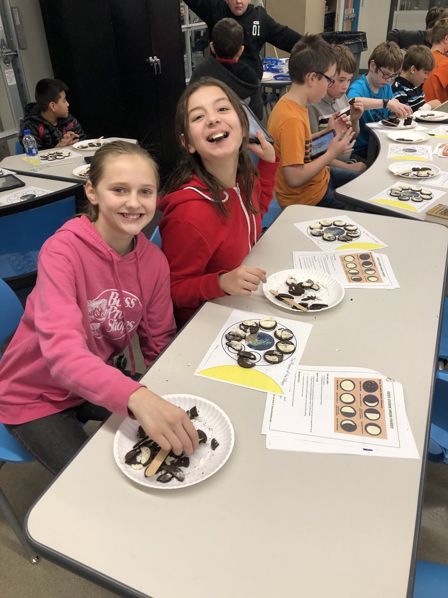 mack6thgrade's tweet photo. Having fun learning.. always. 👌🏼 But especially this day. ☺️ #WCSmission #moonphases 🌚🌒🌓🌔🌕🌖🌗🌘 https://t.co/gBvVRhbkvE