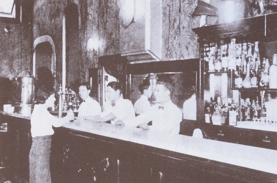 明治 大正 昭和の写真 Pa Twitter 最後はカフェー最盛期の1931年 昭和6年 です カフェー時代 という本に載った当時人気の女給さんたちです 1枚目 2枚目はその本の表紙 洒落てますね 3枚目は当時大人気だった銀座のカフェー タイガーの1階カウンターの