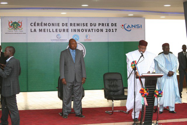 eTakaraNiger's tweet photo. "Vous venez de démontrer qu'à travers vous, le #Niger peut réussir grâce au numérique et je vous félicite pour votre intelligence, persévérance et courage", mot de son SEM @IssoufouMhm s'adressant aux 29 finalistes de la compétition @E-TAKARA 2017.
@ANSI-Niger @Cipmen @mde_ne https://t.co/T4MytbHOCt