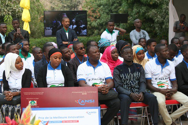 eTakaraNiger's tweet photo. "Vous venez de démontrer qu'à travers vous, le #Niger peut réussir grâce au numérique et je vous félicite pour votre intelligence, persévérance et courage", mot de son SEM @IssoufouMhm s'adressant aux 29 finalistes de la compétition @E-TAKARA 2017.
@ANSI-Niger @Cipmen @mde_ne https://t.co/T4MytbHOCt