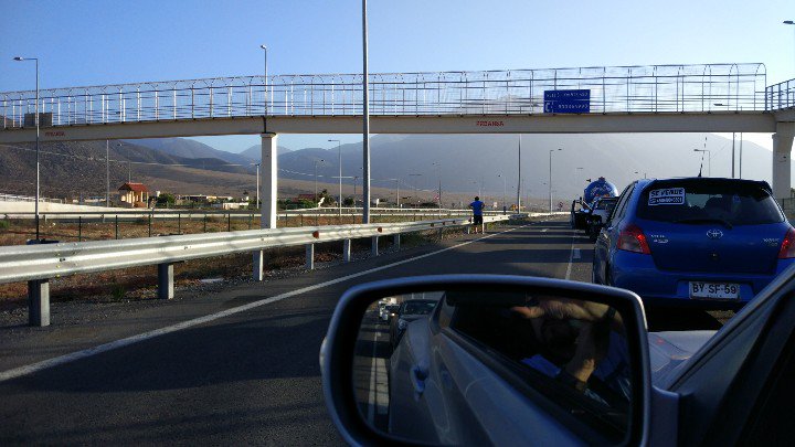 framirez079's tweet photo. Tránsito detenido en km512 #ruta5norte #laserena #caletaloshornos #caletadehornos https://t.co/LJs4KC9I3z