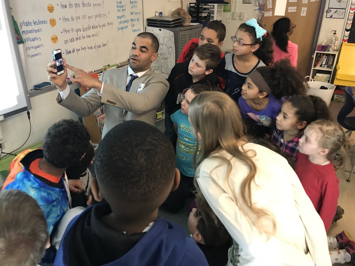 MissMcMannis's tweet photo. My buddy, and @ReynSchools grad, Justin Kershaw, talked to us about his successful businesses. He showed us how his invention, the @OfficialHanga is made and how he used #TheDesignCycle ππ Check out https://t.co/vPbZKDT0zv to see how it works! #Economics #MillsSTEMTigers https://t.co/sYPwuS8zlU