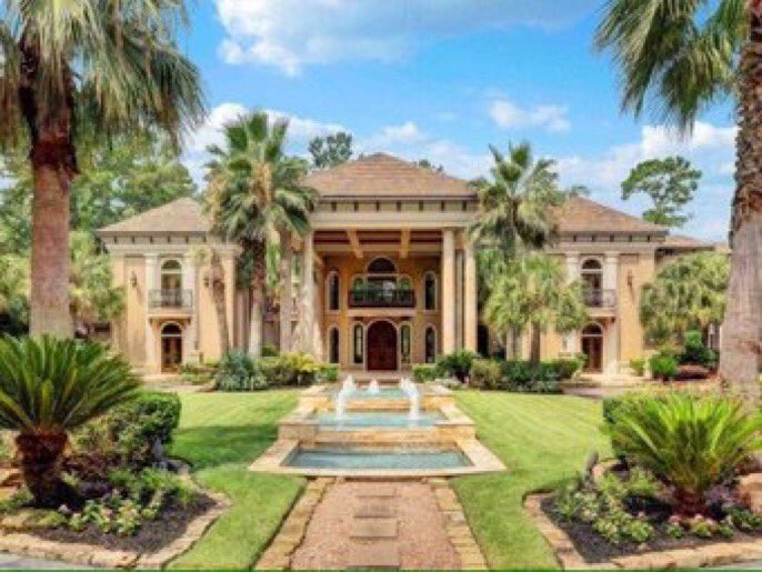 DailyHousePorn's tweet photo. Symmetrical Mansion 😍 https://t.co/HzbddgBksf