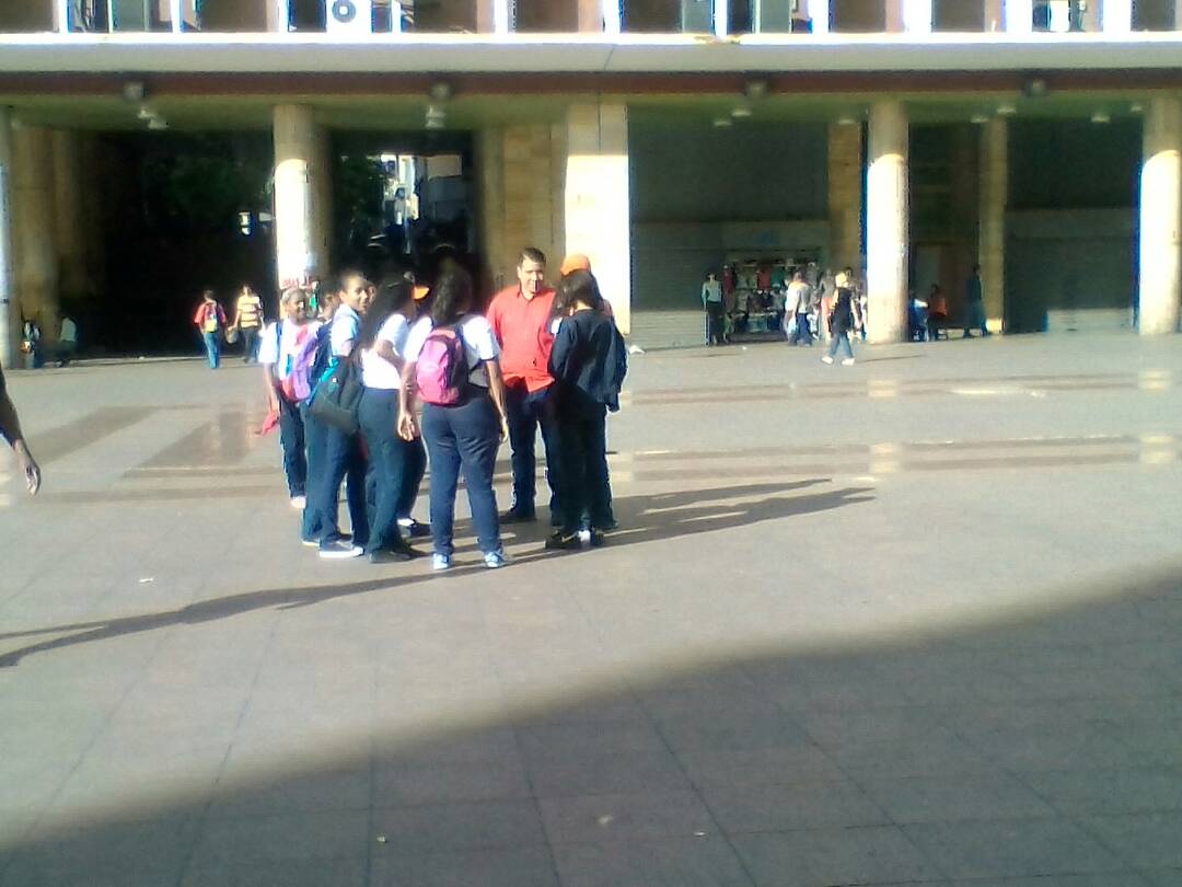 CE_FERMINTORO's tweet photo. El grupo de interés de diseño educando a la comunidad.
#Grupodeinteres  
#CeFermínToro https://t.co/XJ17SorXXz