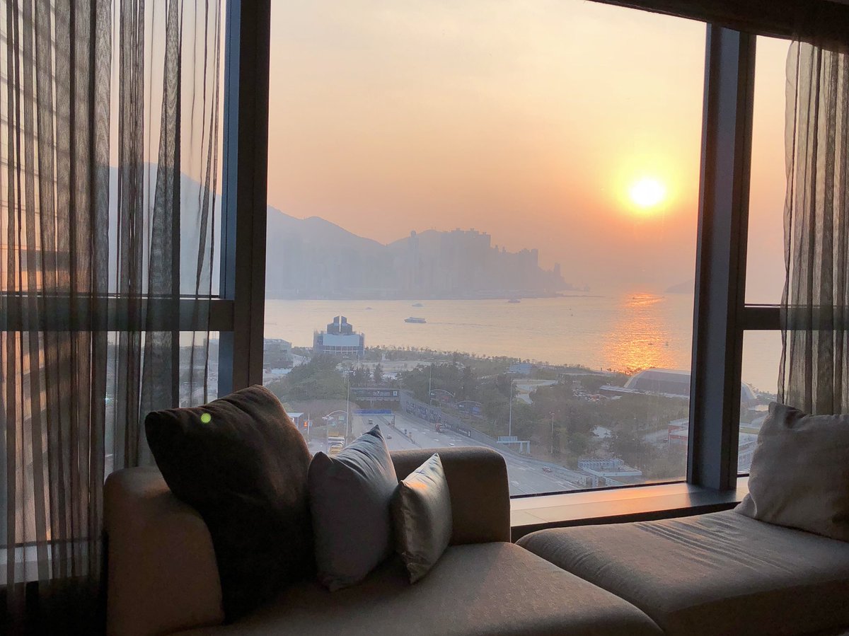 mel_mcleod's tweet photo. Golden sunsets @whongkong @WHotels #SPGGold #SPGlife #roomwithaview https://t.co/IT6wi4wKSF